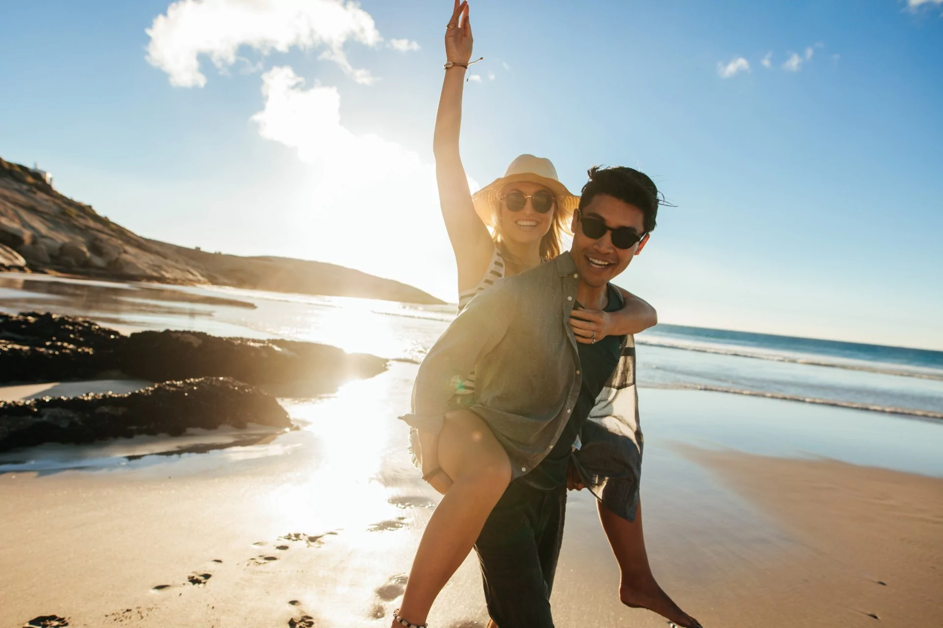 Pareja en la playa oferta Bakour Hotels Fuerteventura Lanzarote Mallorca